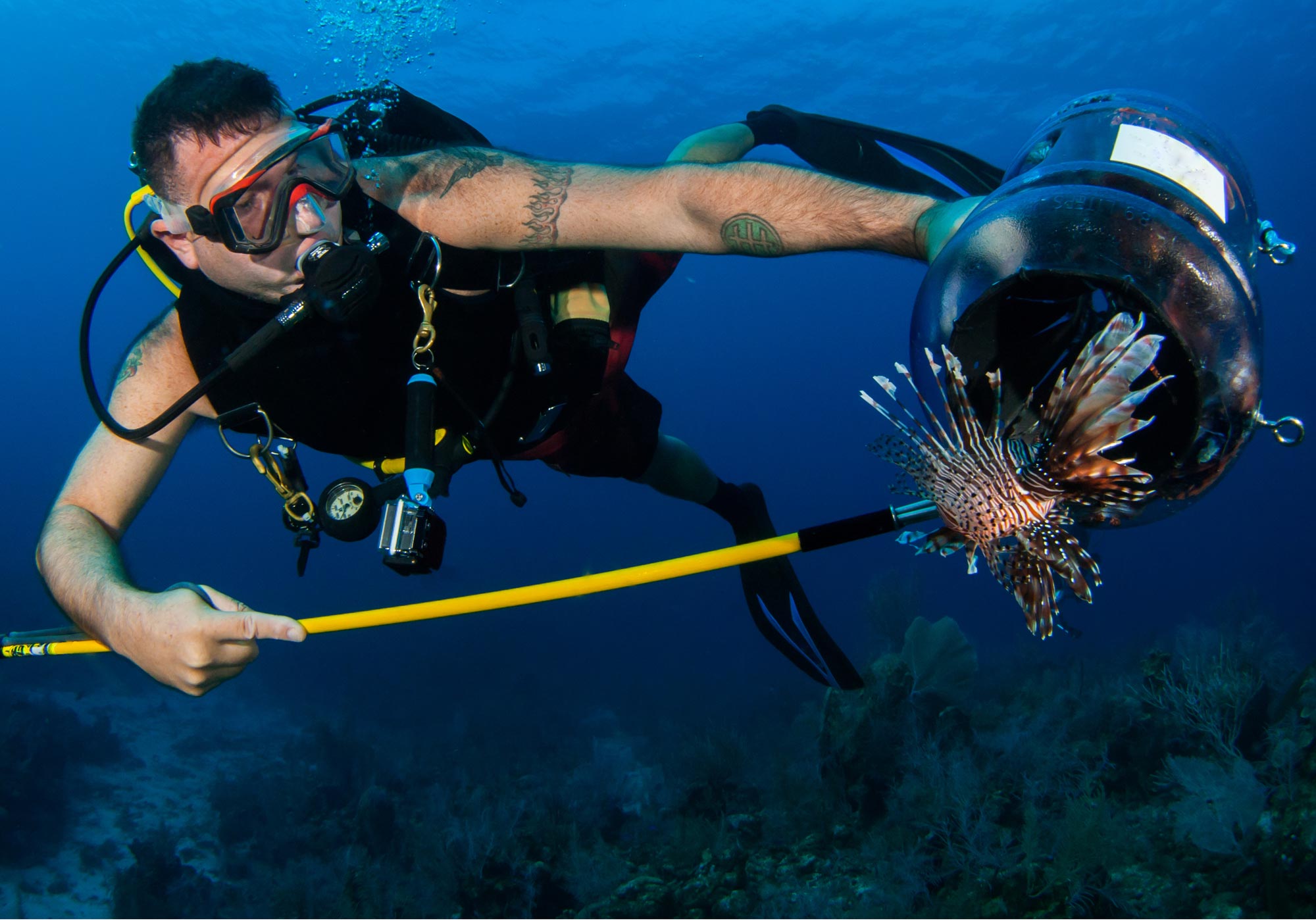 A man spearfishing with a hawaiian sling